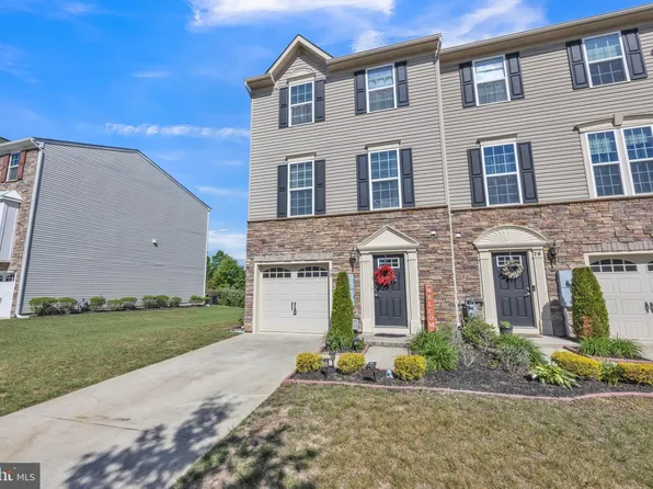 78 Village Green Ln, Sicklerville, NJ 08081