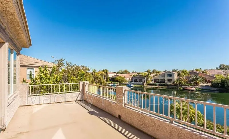 4 bed, 2.5 bath, 3000 sqft, $3,400 — Photo 4