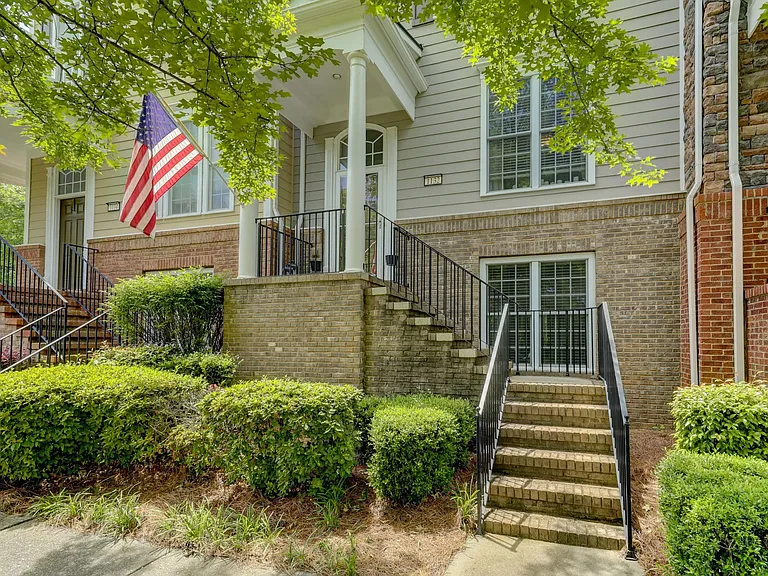 1132 Drayton Ct — Photo 3