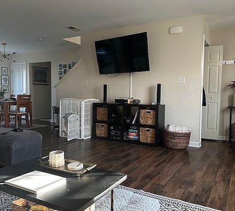 3rd image of 5505 Noble Ave