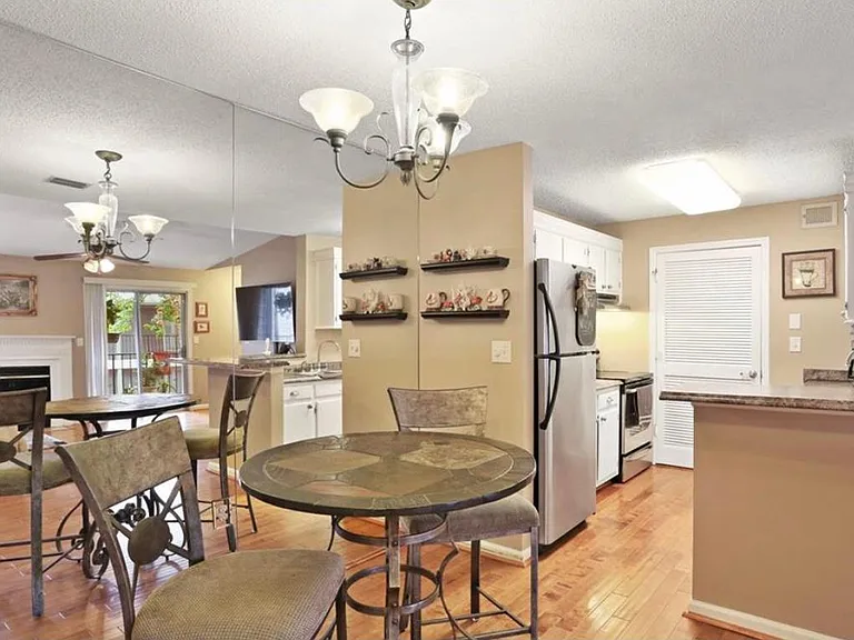 642 Granville Ct #642 — Photo 8