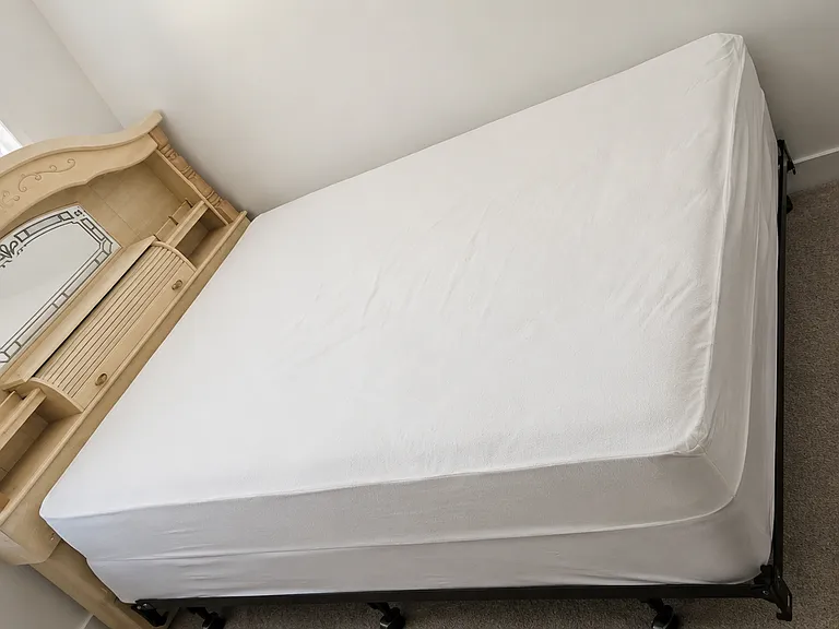 Bedroom A: $930 Private room with Queen sized bed
