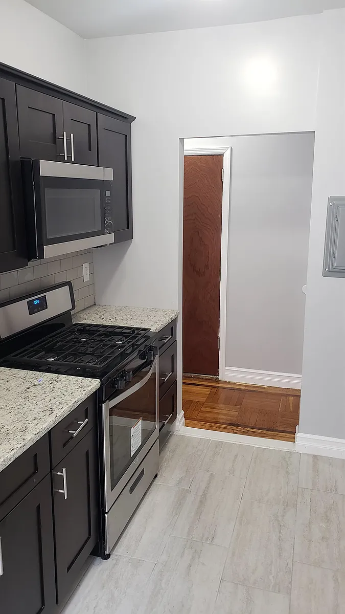Building Photo - 100 W 33rd St #16
