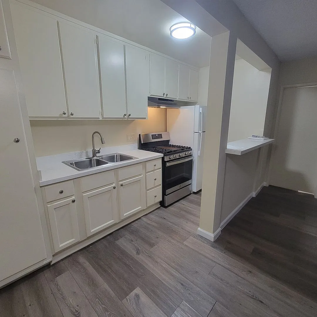 37 unit building close to CSUN! — Photo 3