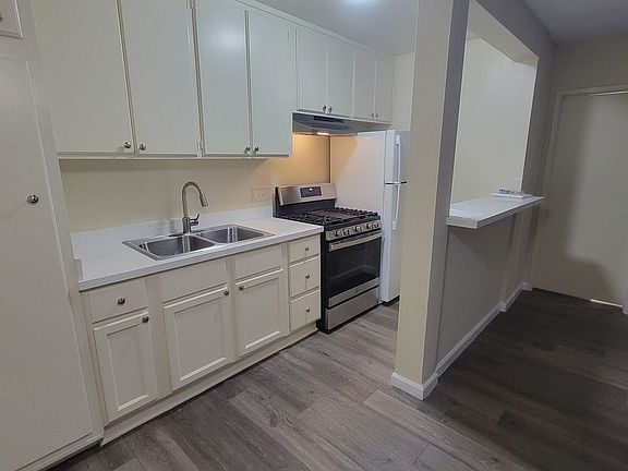 3rd image of 18429 Prairie St APT 10