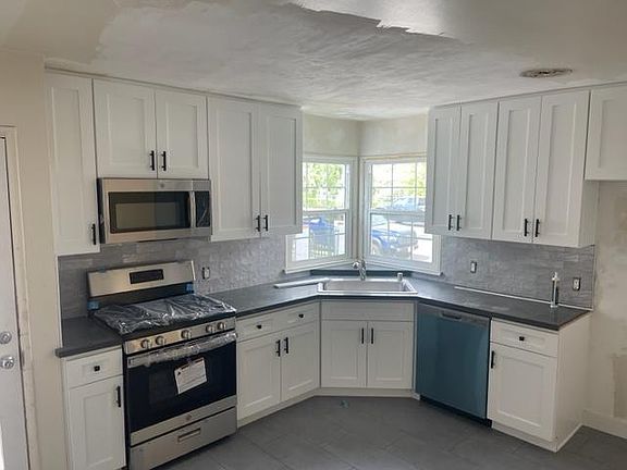 3rd image of 5325 Whitsett Ave APT 1
