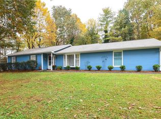 5401 Bridal Ridge Dr, Pfafftown, NC 27040