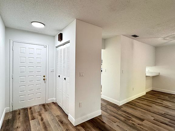 3rd image of 406 Hunter Cir