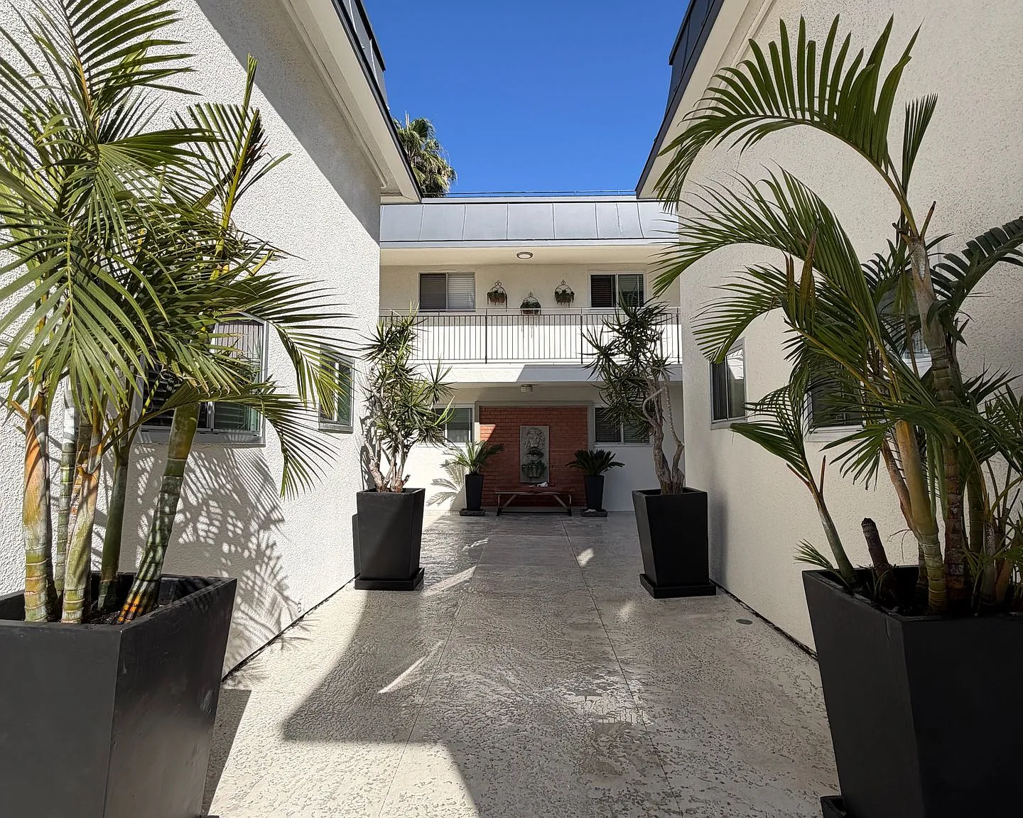 Versailles Apts. — Photo 3