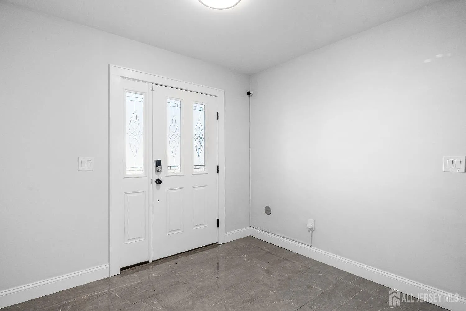 3 bed, 2.5 bath, 2223 sqft, $4,000 — Photo 2