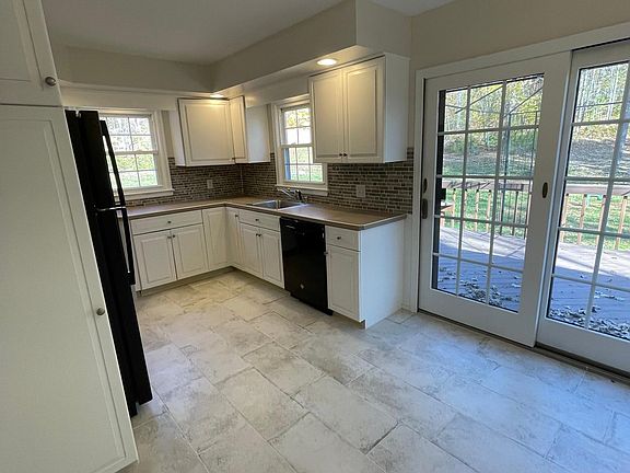 Updated Kitchen w Casual Dining Space