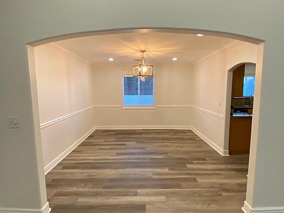 4th image of 657 Laconia Blvd