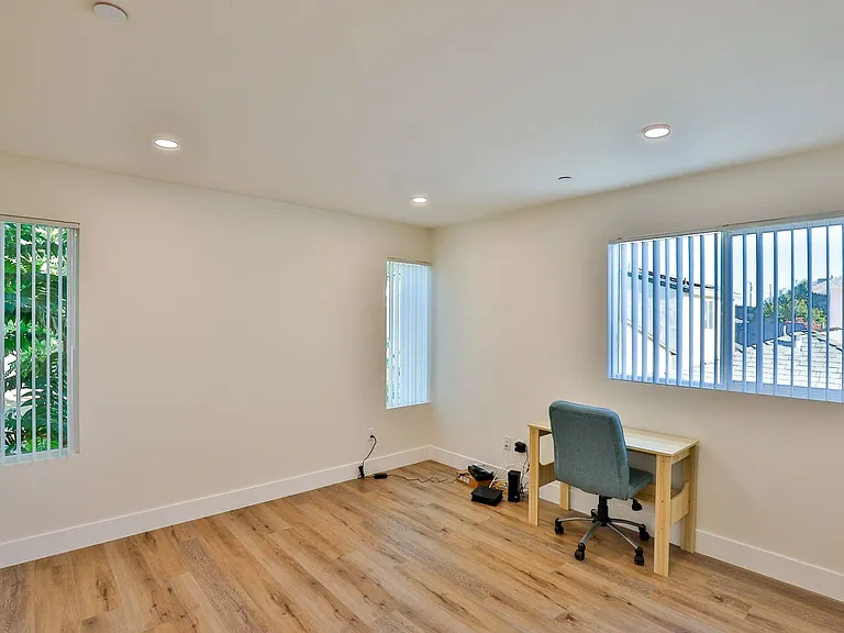 1164 W 37th Pl — Photo 41