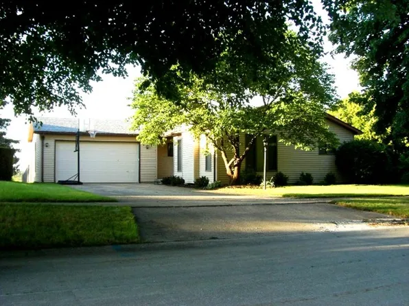 2006 Summit Dr, Urbana, IL 61802