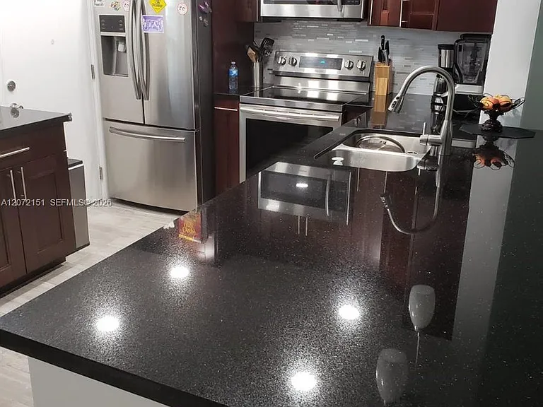 900 NE 12th Ave #302 — Photo 3