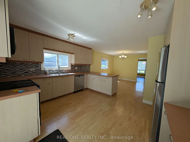 157 Bessborough Dr — Photo 6