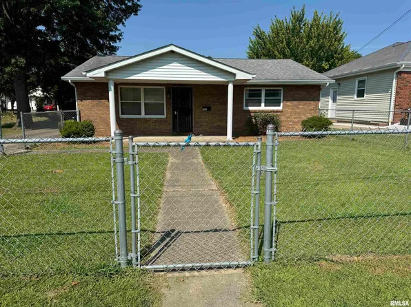 902 N Vicksburg St, Marion, IL 62959