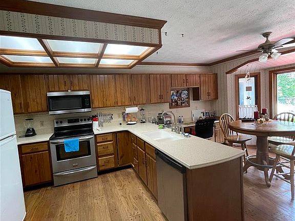 3rd image of 1000 E Village Creek Dr