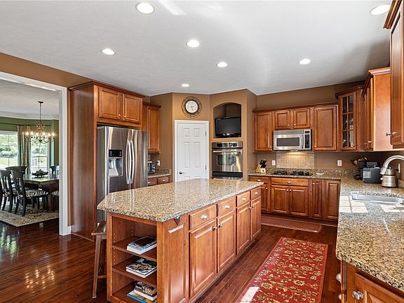 5th image of 236 Greenwood Dr