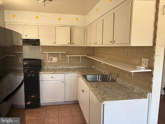 5th image of 3236 Comly Rd