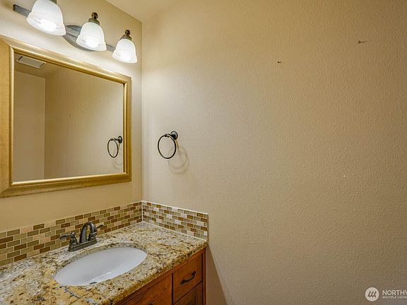 4th image of 15517 NE 9th Circle