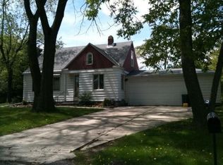 4945 S 28th St, Greenfield, WI 53221