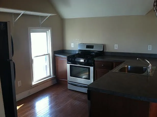 3 bed, 1.5 bath, 1100 sqft, $1,700 — Photo 2