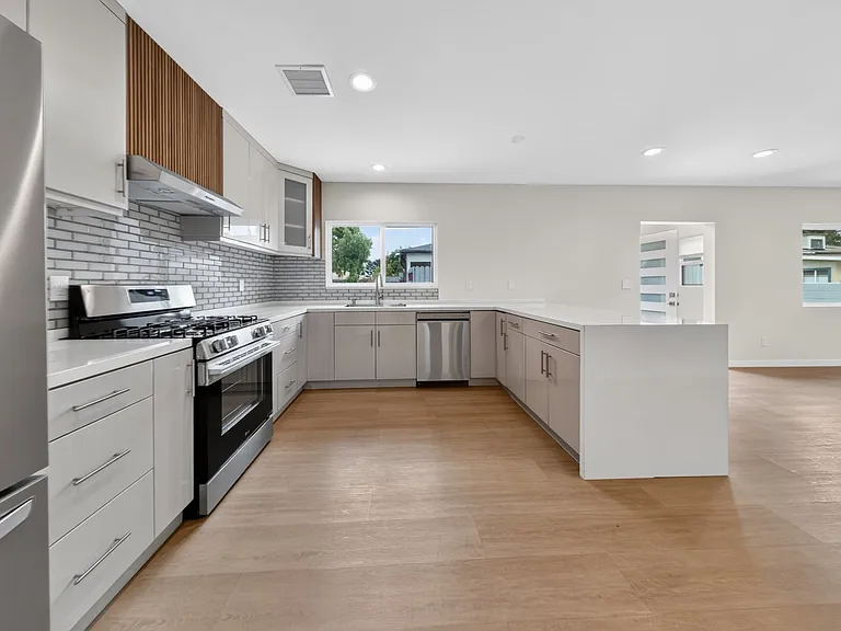 2327 N Naomi St — Photo 11