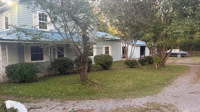 1st image of 206 E Davis St