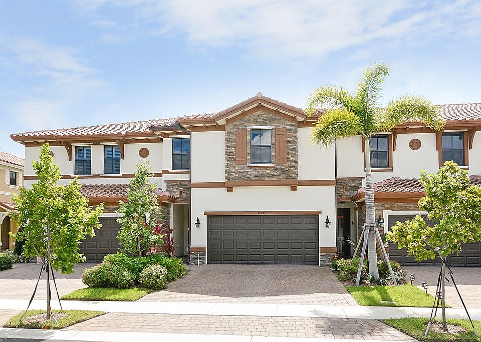 1st image of 809 E Village Cir