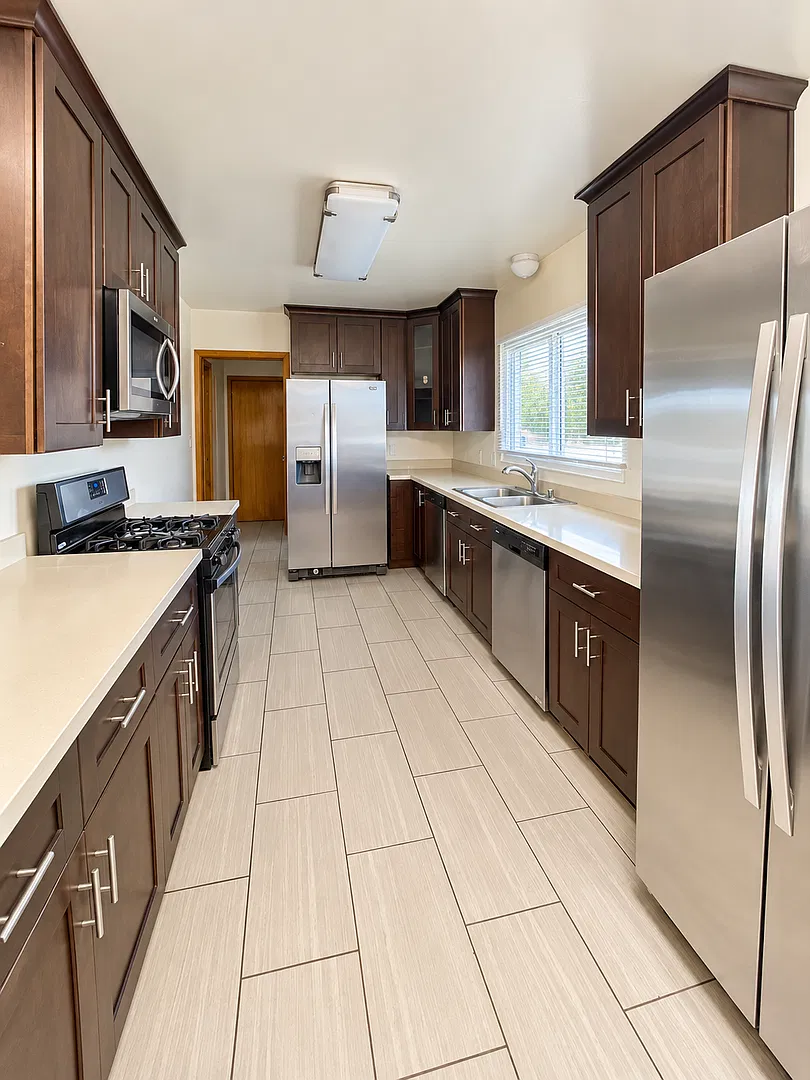 6BD/3BA, Huge Yard! Lots of Parking! — Photo 3