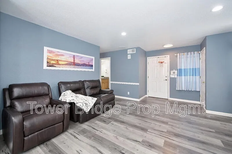 4 bed, 2.5 bath, 1734 sqft, $2,670 — Photo 3