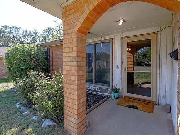 3rd image of 701 Woodland Way