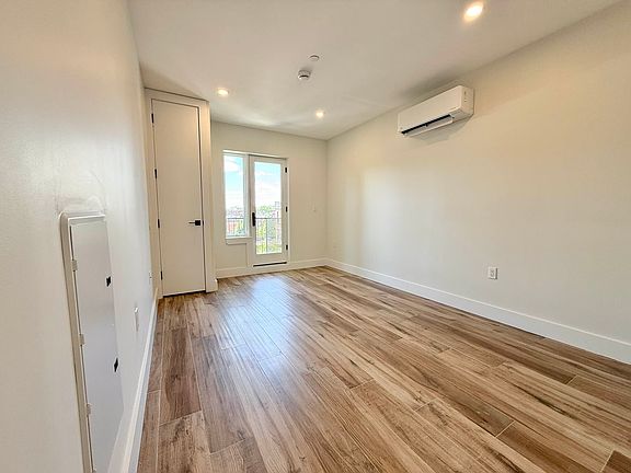 4th image of 932 New York Ave #3B