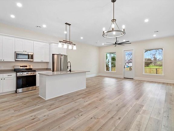 4th image of 3422 Daquin St