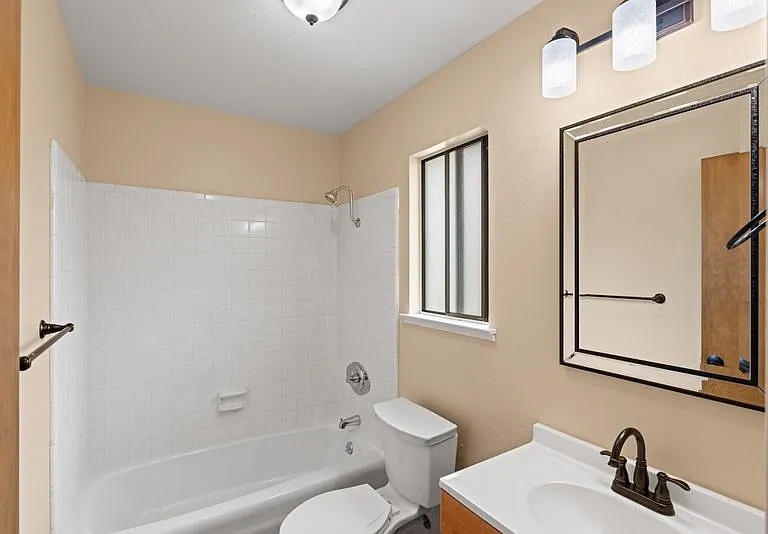 Park Plaza Apartments — Photo 10