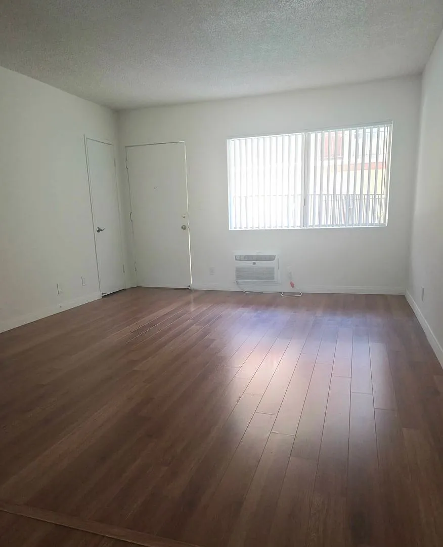 14335 Burbank Bl (9915) — Photo 2