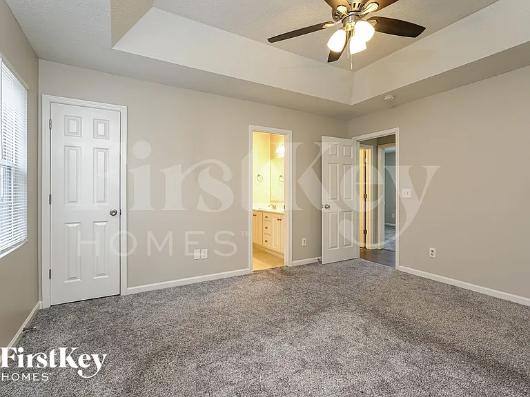 940 Londonderry Dr — Photo 10