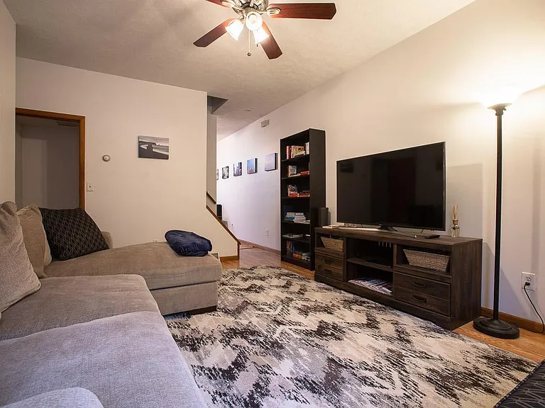 413 E Carson St — Photo 4