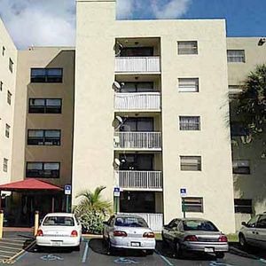 8145 NW 7th St APT 317, Miami, FL, 33126