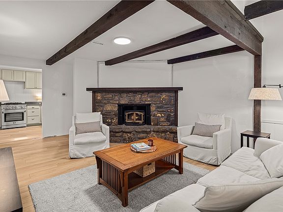 4th image of 915 Honeysuckle St