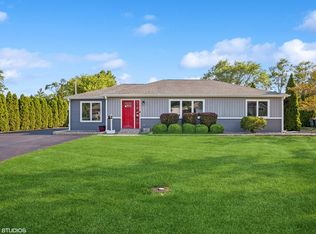 220 Hawthorn Ln, Hoffman Estates, IL 60169