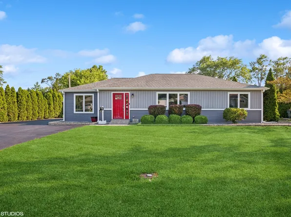 220 Hawthorn Ln, Hoffman Estates, IL 60169