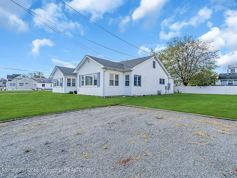 408 Newport Ave — Photo 7