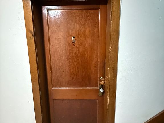 3rd image of 805 W 18th St #5