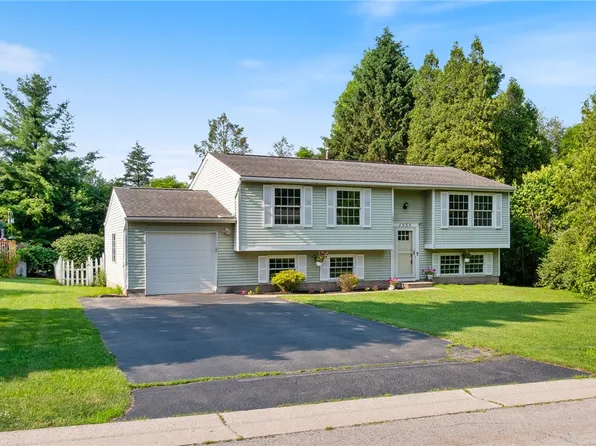 1535 Bluestem Ct, Walworth, NY 14568