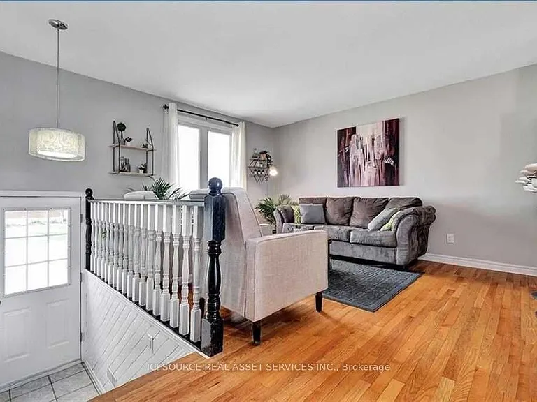 29 Uxbridge Cres — Photo 2