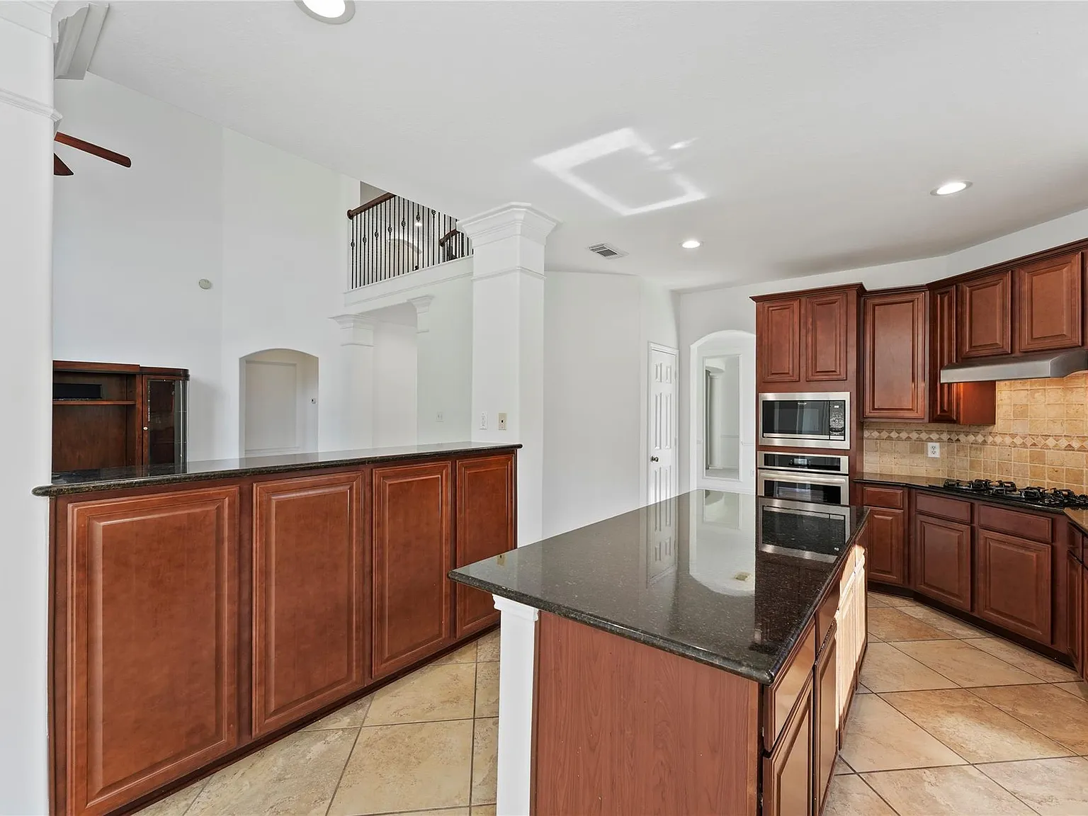 4 bed, 3.5 bath, 3619 sqft, $3,000 — Photo 3