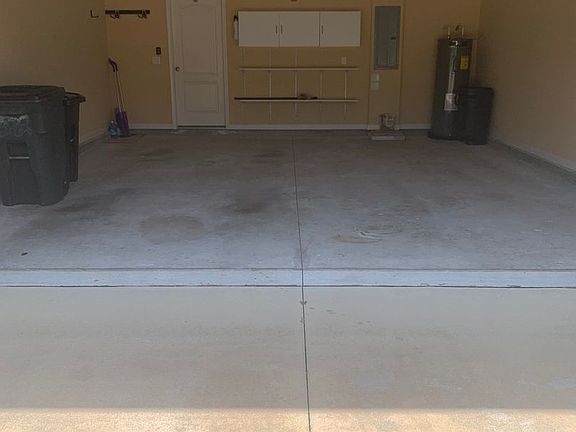 3rd image of 2743 Hollybrook Ln