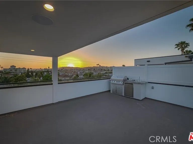 735 N Gramercy Pl — Photo 18